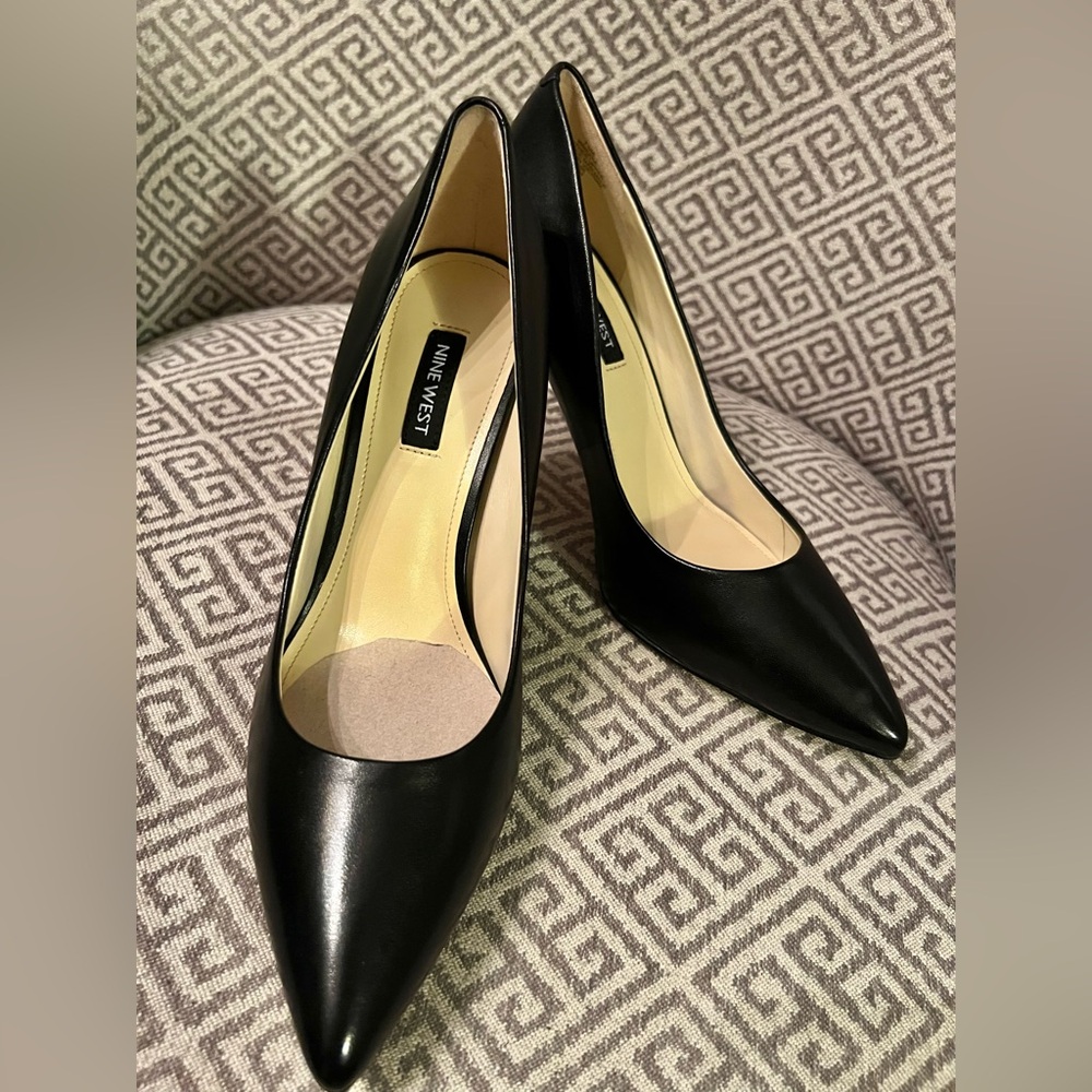 New NINE WEST EZRA Classic Black Heels. Sz 7.5 M. 3.5" Heel. Pointed Toe.
